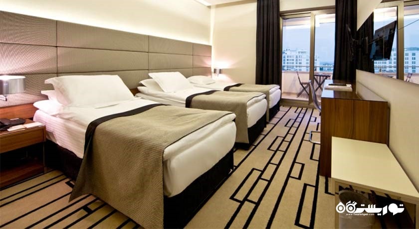 نمای تخت های اتاق تریپل